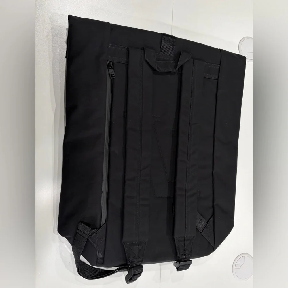 Vuori Backpack Black NWT Open Compartment Roll Top Closure Lpatop Sleeve - Picture 3 of 7